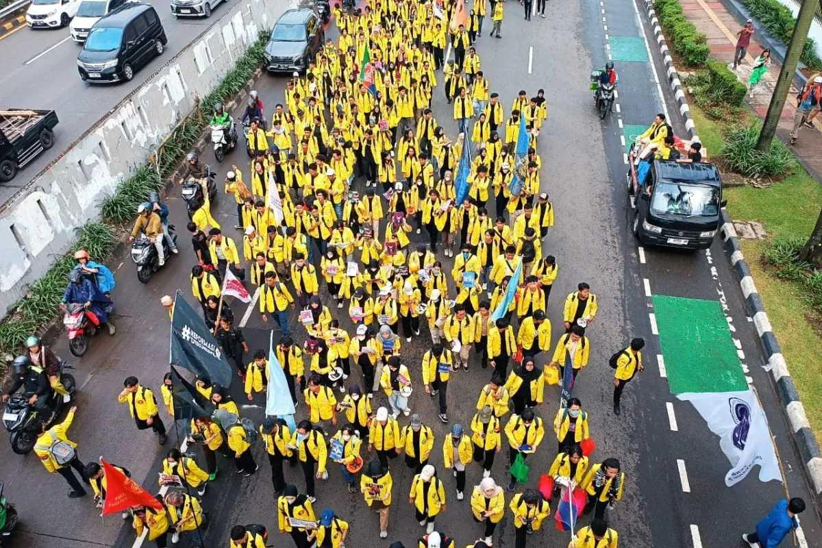  Aksi Mahasiswa di Depan DPR/MPR: Tagih Tuntutan 17+8, Jalanan Macet hingga Dijaga Ribuan Aparat