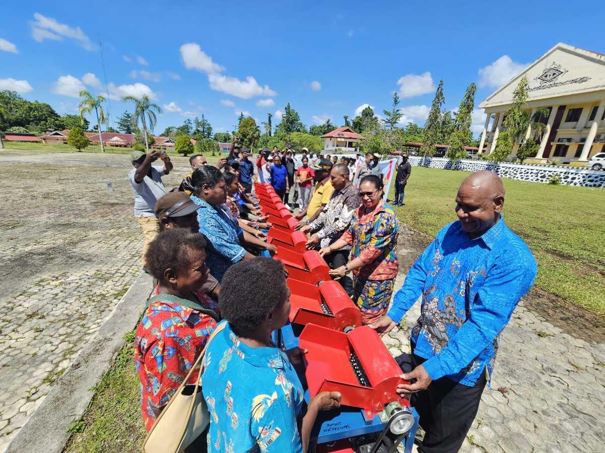  Sorong Selatan Serahkan 60 Mesin Parut Sagu untuk Warga 15 Distrik: Dorong Kemandirian dan Kesejahteraan