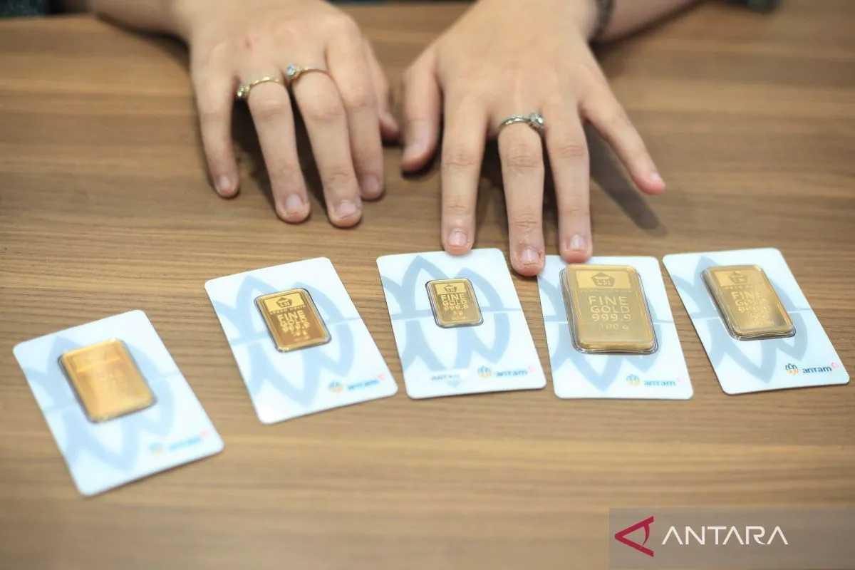  Harga Emas Antam Hari Ini Turun Tipis, Jadi Rp2,35 Juta per Gram