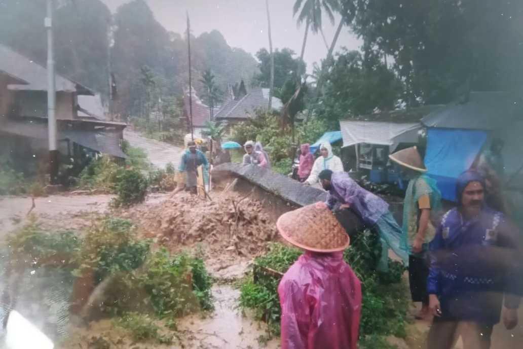  Akses Padang–Pasaman Barat Terputus, Ruas Jalan Nasional Terendam Banjir hingga 70 Cm