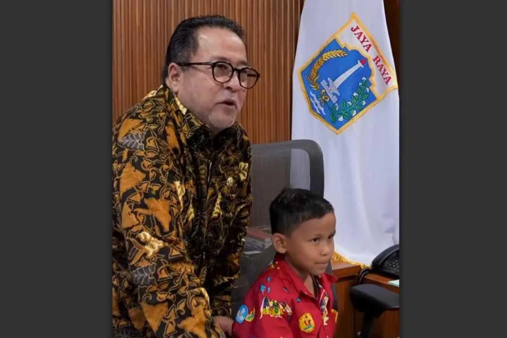  Menyentuh Hati! Rano Karno Sambut Hafitar, Bocah SD Viral yang Tiap Hari Naik KRL Demi Sekolah