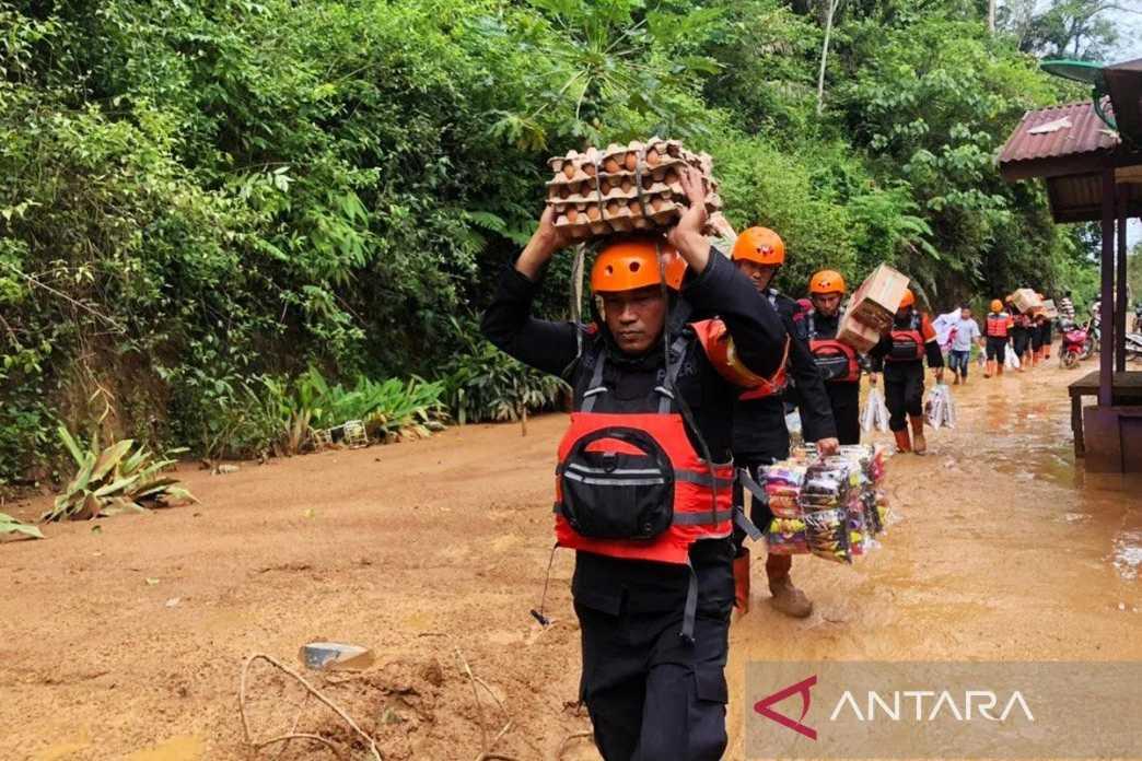  Brimob Batalyon B Salurkan Bantuan Logistik untuk Korban Bencana di Tapanuli Utara