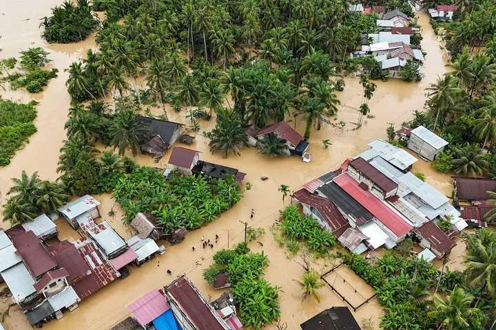  Tiga Wisatawan Lansia Malaysia Diduga Hilang saat Bencana di Sumatra