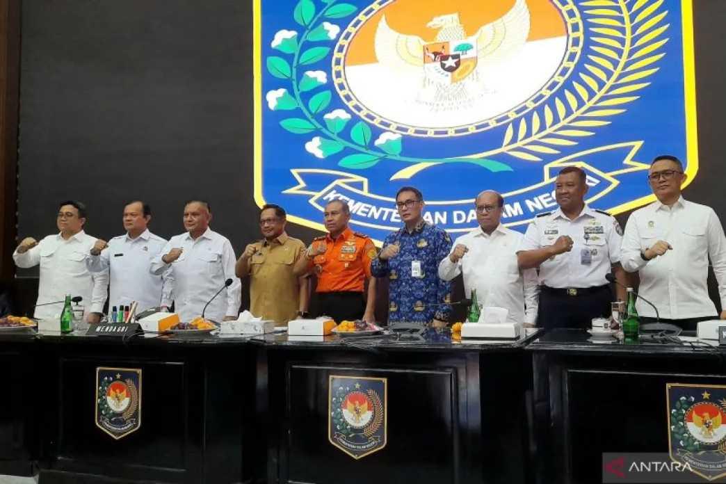  Mendagri Tito Karnavian Telusuri Asal Kayu Gelondongan yang Hanyut di Banjir Sumatera