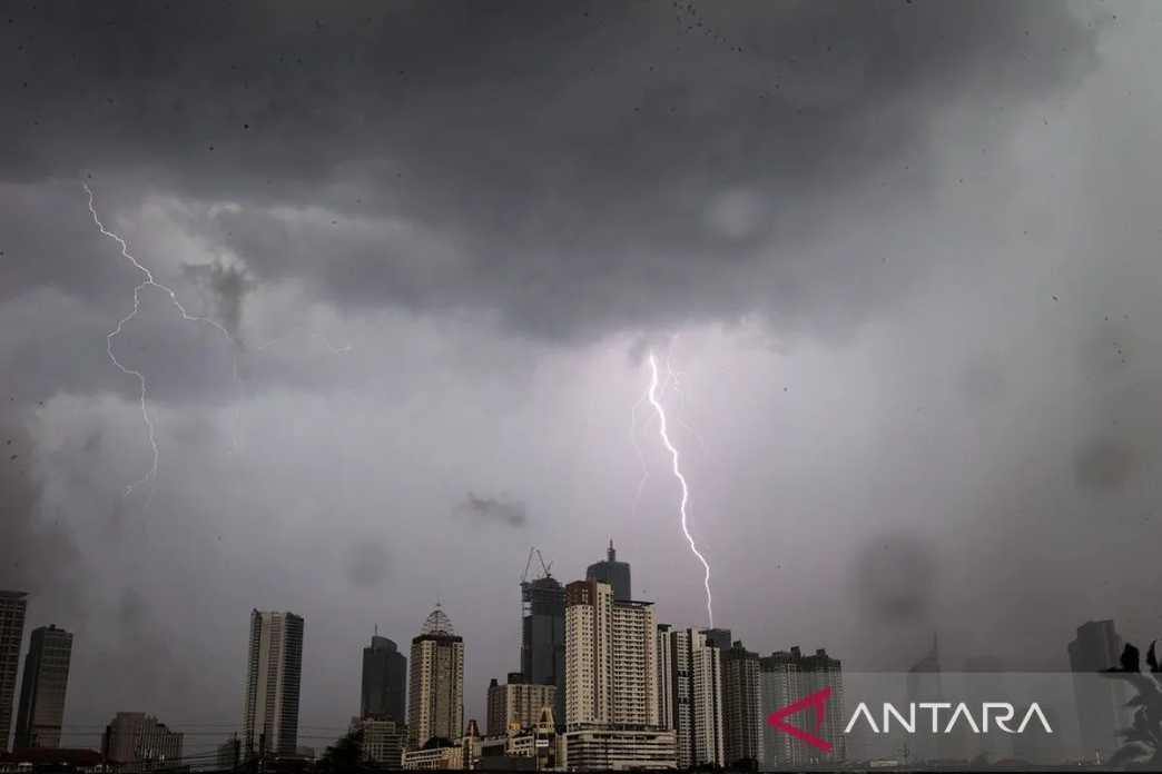  Cuaca Jakarta Hari Ini: Waspadai Petir dan Hujan Ringan