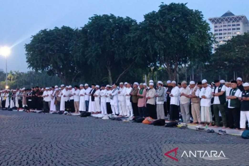  Ribuan Peserta Reuni Akbar 212 Awali Agenda dengan Salat Magrib Berjemaah