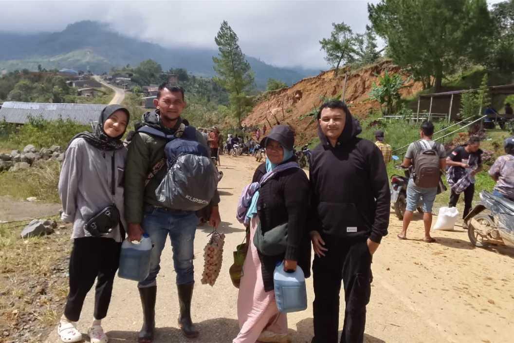  Warga Aceh Tengah Tempuh Jalan Kaki Berjam-Jam Demi Beras ke Lhokseumawe