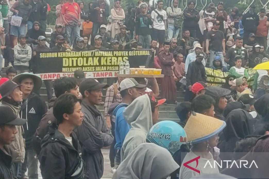  Warga Kaki Gunung Gede-Pangrango Geruduk Kantor Bupati Cianjur, Tagih Janji Tolak Proyek Geothermal