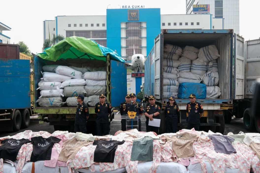  Bea Cukai Bongkar Penyelundupan Garmen: 3 Kontainer dan 2 Truk Disita di Dua Lokasi