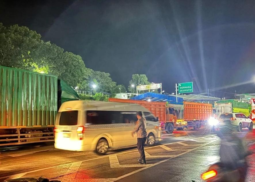  Pelabuhan Bakauheni Padat Jelang Natal dan Tahun Baru, Truk Logistik Dominasi   