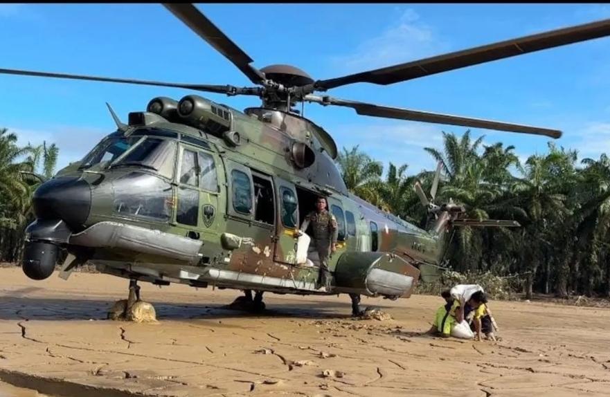  Helikopter TNI AU Mendarat di Lumpur Tebal Kirim Bantuan Banjir ke Aceh Tamiang