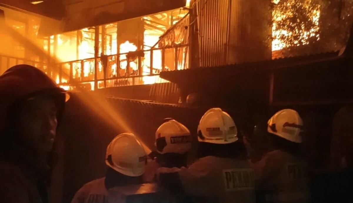  Kebakaran Hebat di Jakarta Barat, Damkar Kerahkan 20 Unit Armada