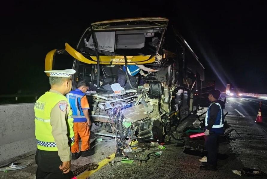  Bus Pariwisata Tabrak Truk di Tol Batang, Satu Orang Tewas dan Empat Luka