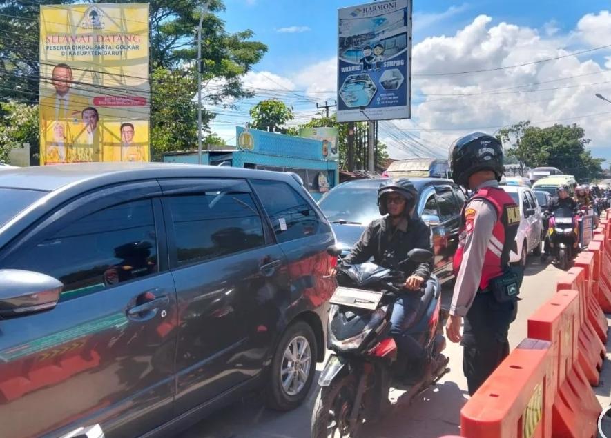  Arus Wisata Membludak, Polisi Terapkan Rekayasa Lalu Lintas di Cipanas Garut