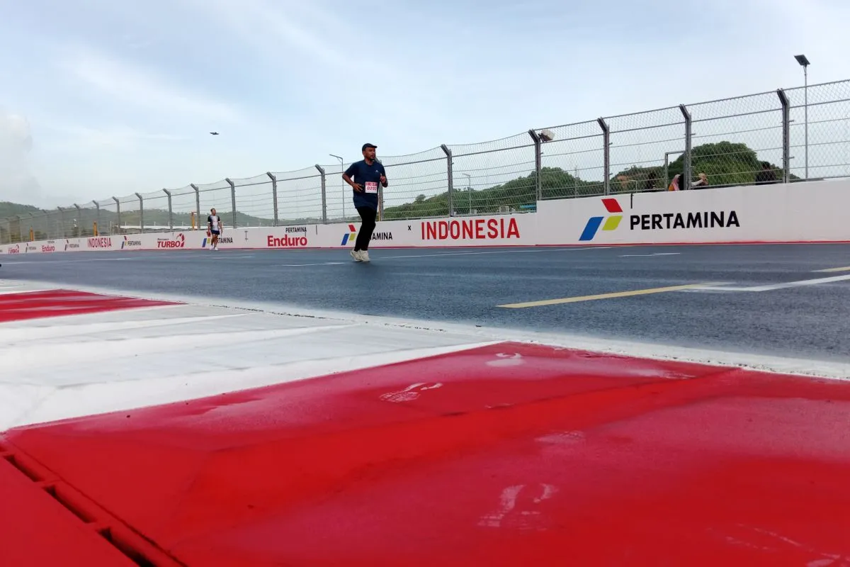  Ribuan Peserta Mandalika Last Sunday Run Galang Donasi untuk Korban Banjir di Sumatera