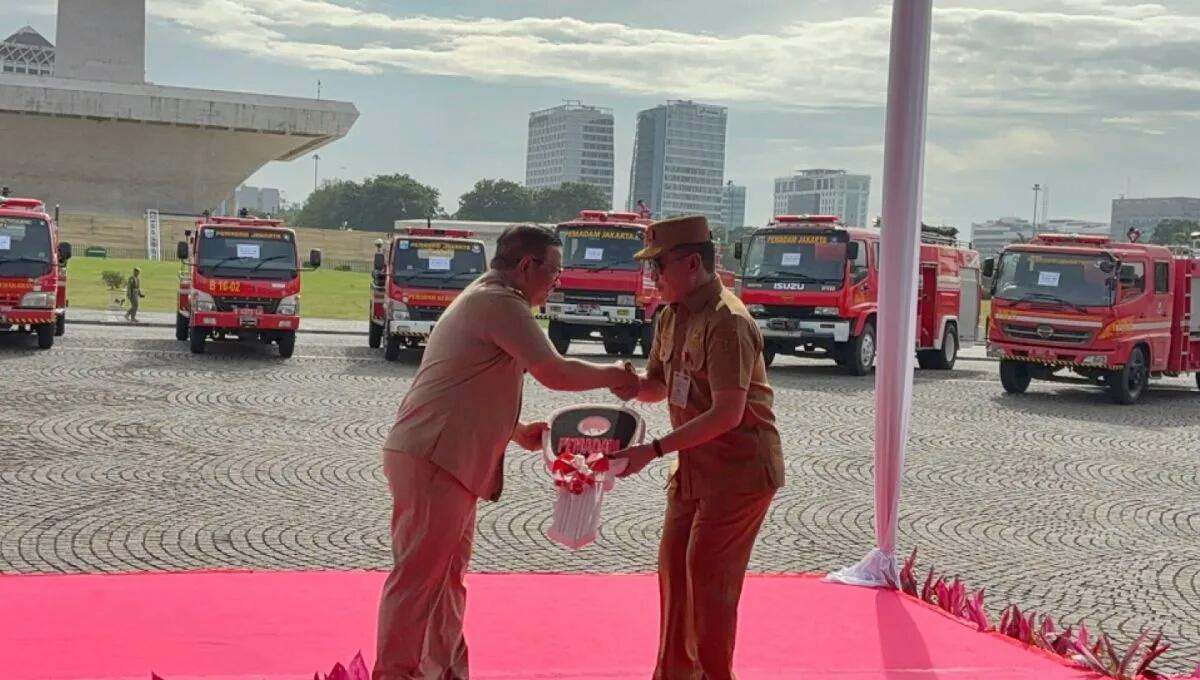 Pemprov DKI Jakarta Hibahkan Mobil Pemadam Kebakaran ke 14 Daerah