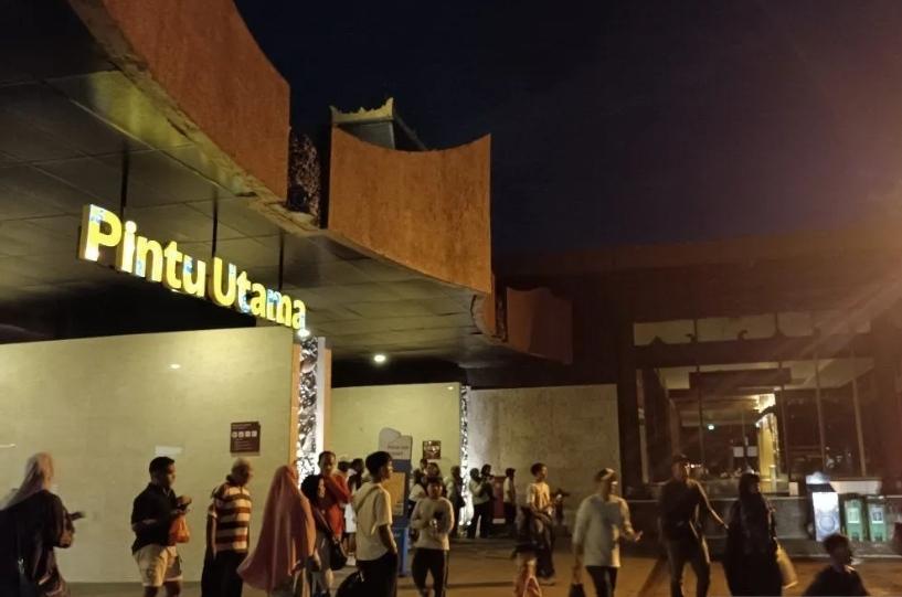  Hujan Tak Surutkan Antusias Warga Rayakan Malam Tahun Baru di TMII