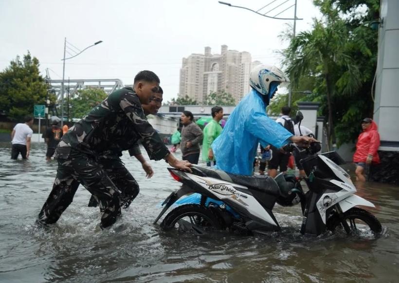  Banjir Jakarta Utara, Prajurit TNI AL Gendong Warga dan Dorong Kendaraan