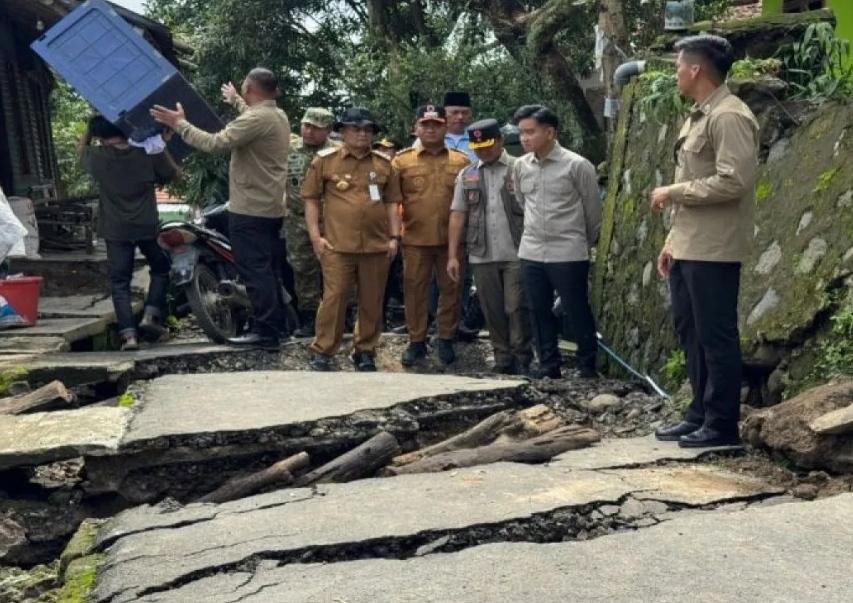  Wapres Gibran Tinjau Lokasi Tanah Bergerak Tegal, Warga Diminta Mengungsi