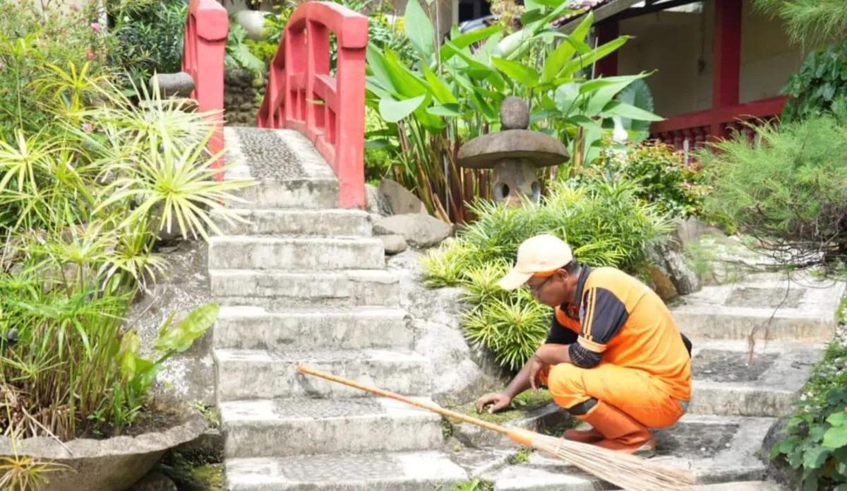  PPSU Pekayon Bersihkan Vihara Jelang Imlek 2026, Wujud Nyata Toleransi di Jakarta Timur