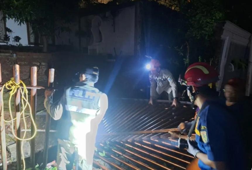  Personel Gabungan Turun Tangan Evakuasi Reruntuhan Tembok Rumah Roboh di Pejaten Barat