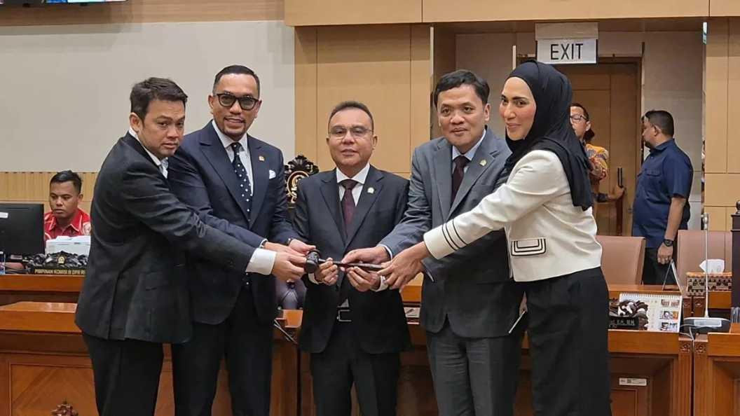  Usai Jalani Sanksi, Ahmad Sahroni Resmi Kembali Pimpin Komisi III DPR