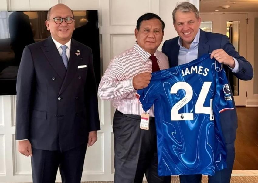  Prabowo Terima Jersey Chelsea Bertanda Tangan Kapten Reece James di Washington DC