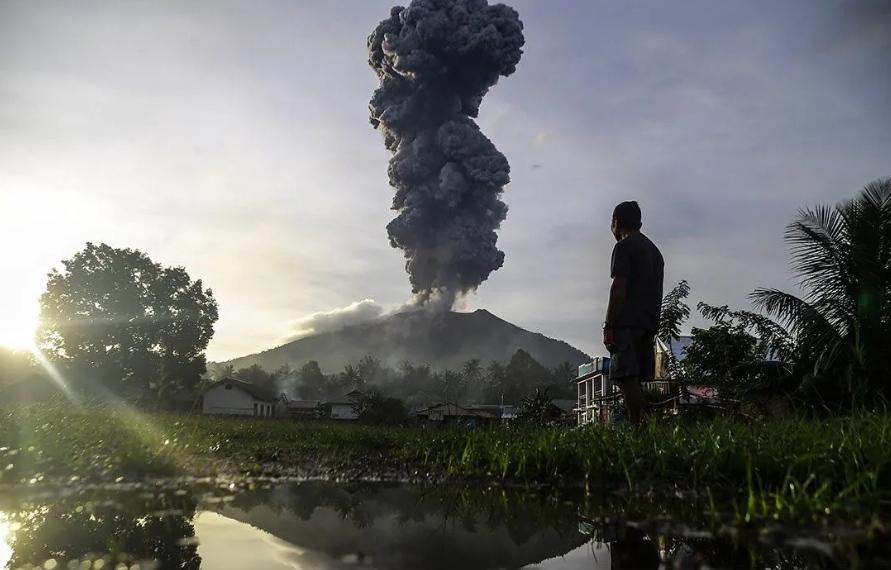  Gunung Ibu Erupsi, Badan Geologi Perluas Rekomendasi Radius Aman Warga