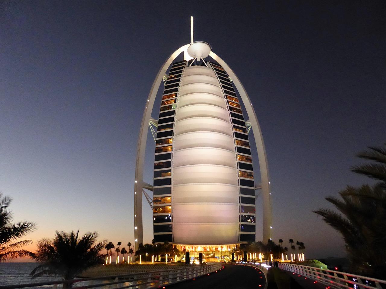  Serangan Drone Guncang Dubai, Hotel Ikonik Burj Al Arab Terbakar