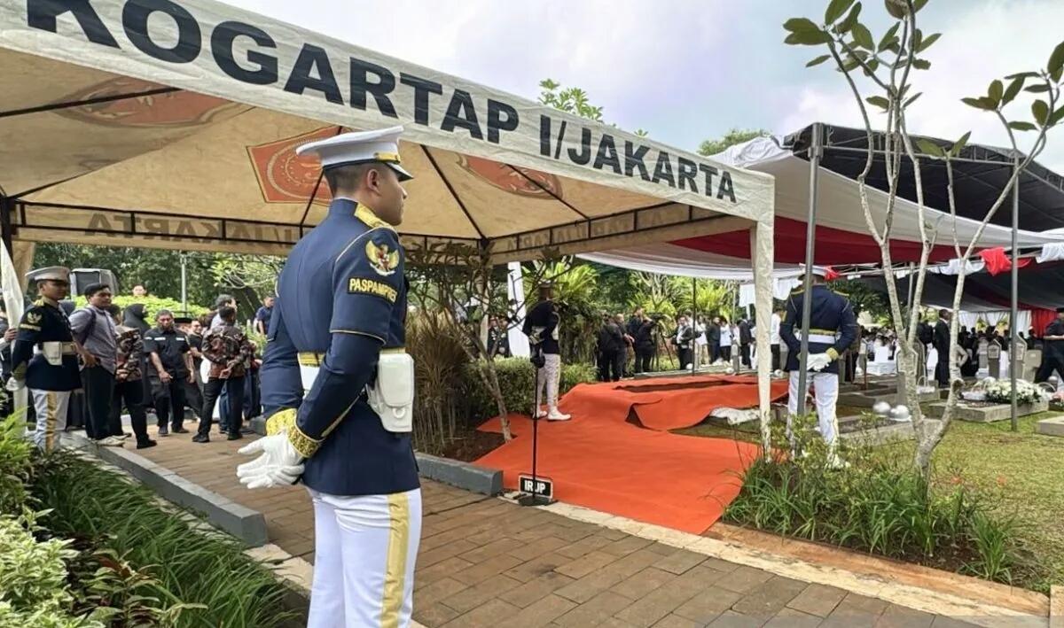  Try Sutrisno Dimakamkan Dekat Makam BJ Habibie