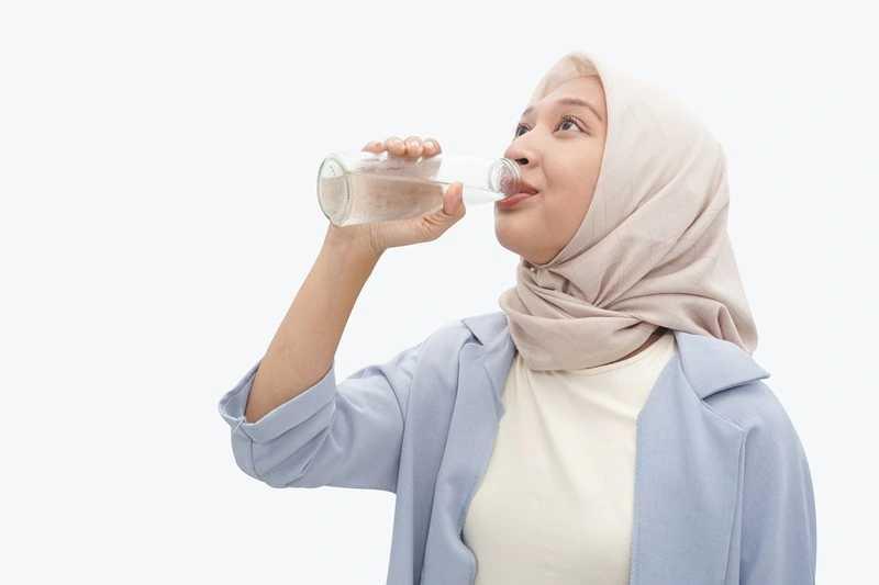  Segar Banget saat Berbuka, Tapi Bolehkah Langsung Minum Air Es?