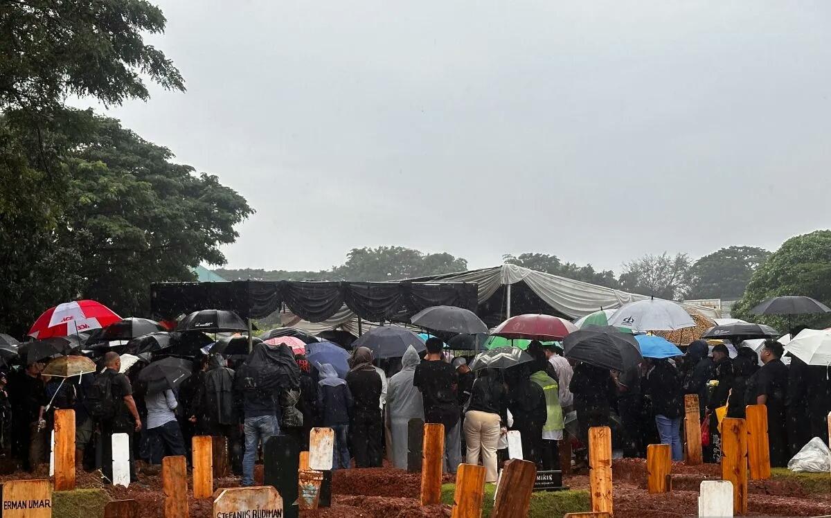  Tangis dan Hujan Iringi Pemakaman Vidi Aldiano di TPU Tanah Kusir