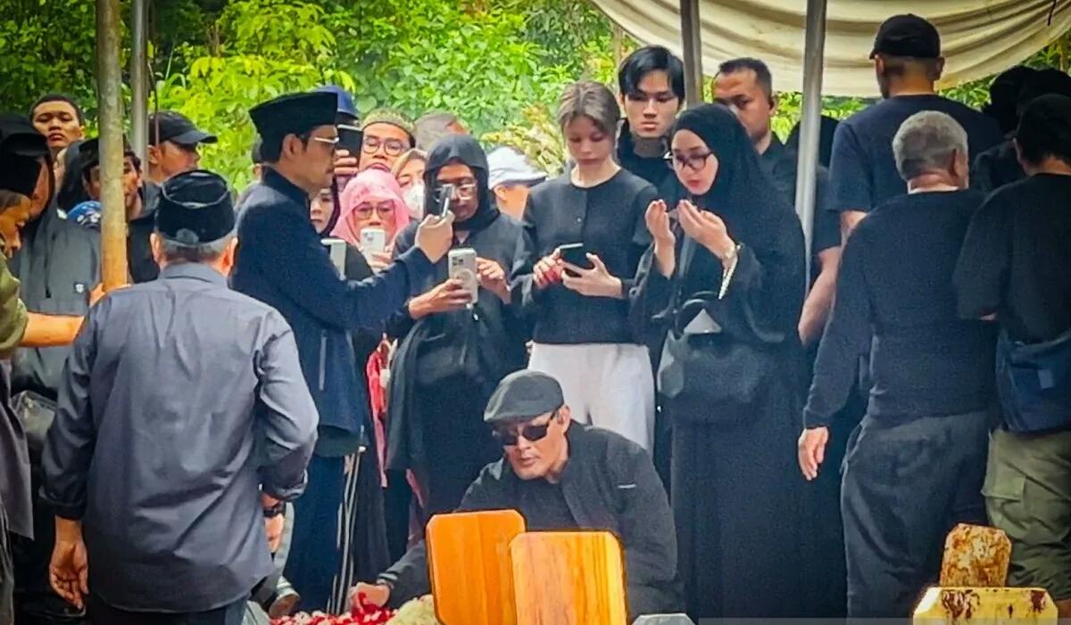  Haru! Selebriti Papan Atas Hadiri Pemakaman Vidi Aldiano di Tengah Hujan