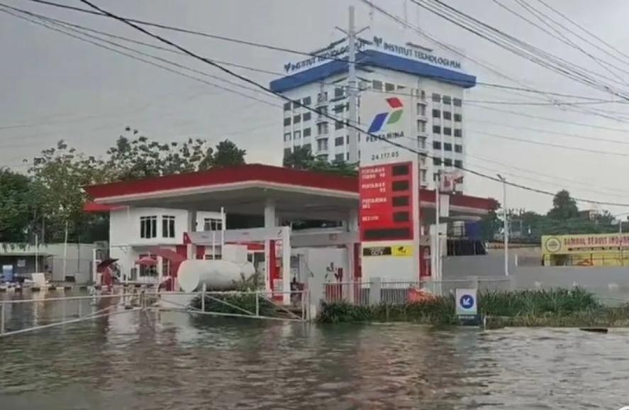  Banjir Rendam Jalan Outer Ring Road Cengkareng, SPBU Tutup dan Lalu Lintas Lumpuh