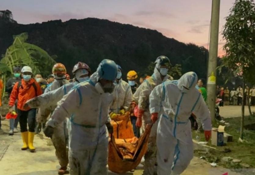  Basarnas Evakuasi Dua Korban Longsor TPST Bantargebang, Total Korban 13 Orang