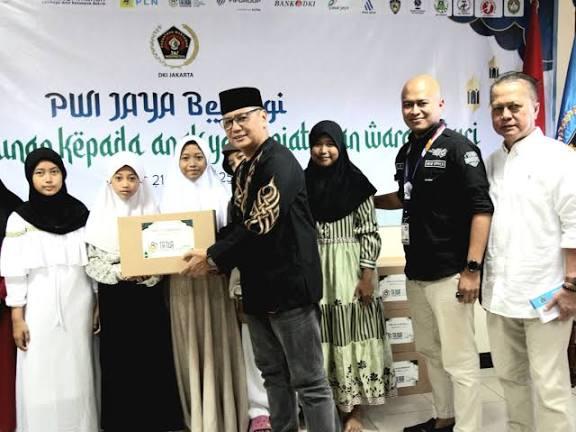  Bersama PWI Jaya, Tanur Muthmainnah Tour Berbagi 150 Paket Sembako untuk Masyarakat