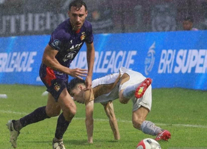  Dipanggil ke FIFA Series 2026, Ezra Walian Tuai Pujian Pelatih Persik