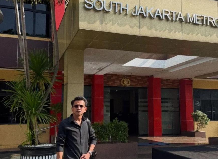  Adam Deni Serahkan Bukti Kasus Skyholic888 dan Timothy Ronald ke Polres Jaksel