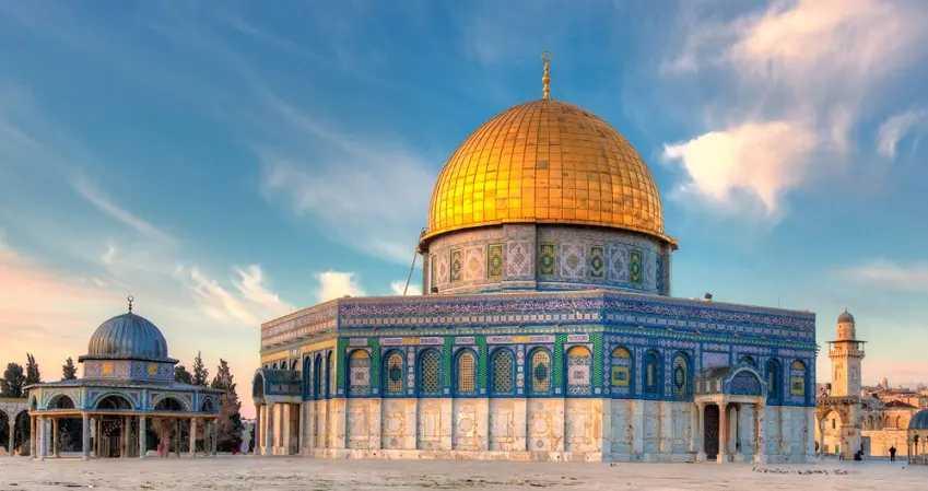  Masjid Al-Aqsa Ditutup, Warga Palestina Terpaksa Shalat Tarawih di Jalanan Yerusalem