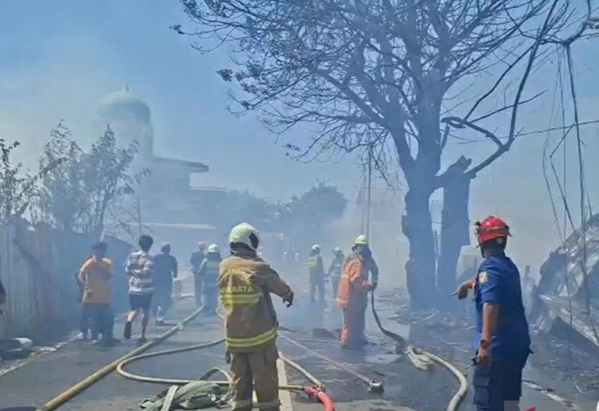  Kebakaran Jalan Kamal Raya Diduga Berasal dari Gudang Palet, 7 Bangunan Hangus