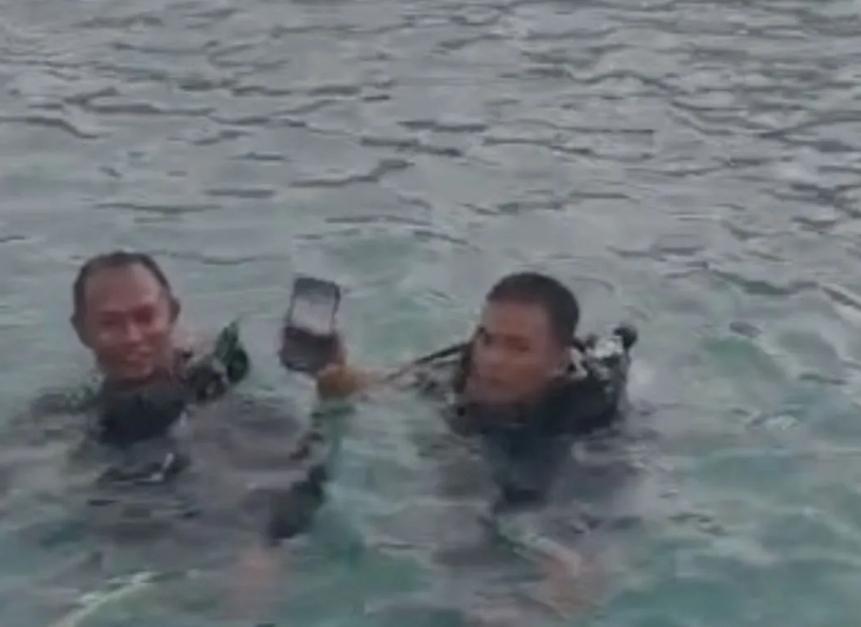  Polisi Selamatkan Ponsel Wisatawan yang Jatuh ke Laut di Dermaga Pulau Pari