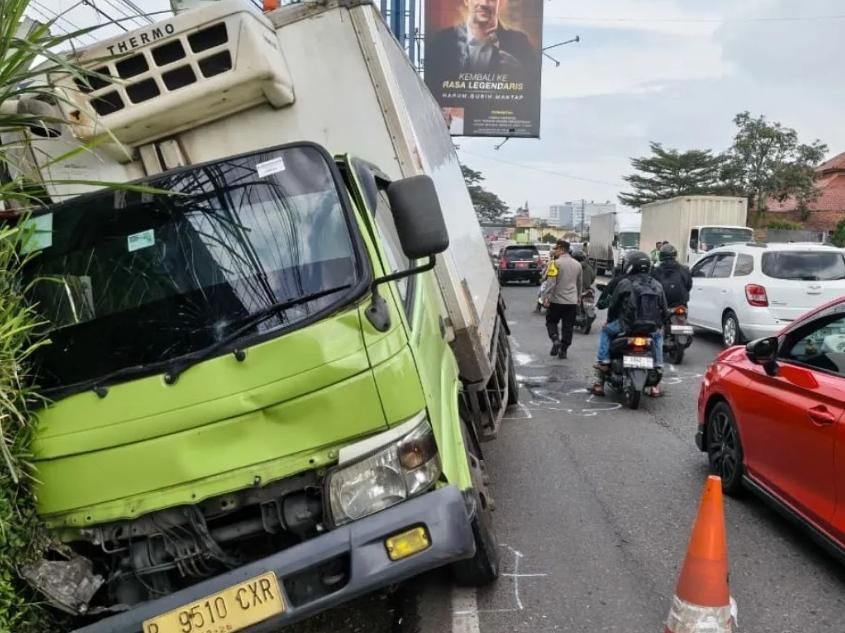  Truk Boks Oleng di Jalan Raya Nagreg, Satu Pejalan Kaki Tewas dan Dua Terluka