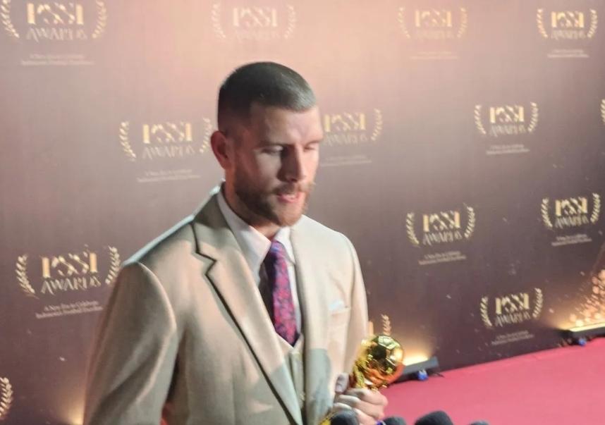  Maarten Paes Raih Kiper Terbaik di PSSI Awards 2026, Ungguli Emil Audero 