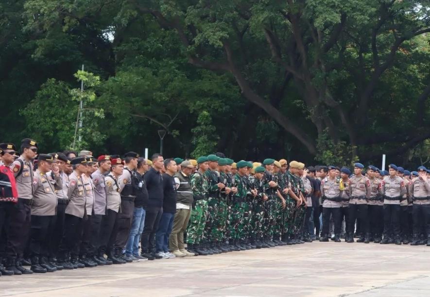  Sebanyak 7.728 Personel Gabungan Amankan Pembagian Sembako di Monas, 