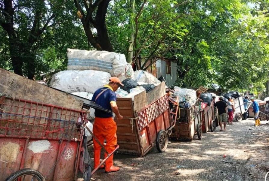  TPS Cipinang Diserbu Antrean Gerobak Sampah, Dampak Longsor TPST Bantargebang