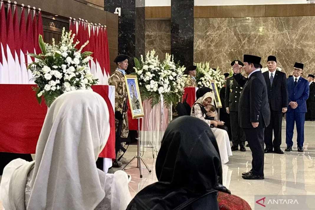  Prabowo Beri Penghormatan Terakhir untuk 3 Prajurit TNI Gugur di Lebanon, Haru Saat Temui Keluarga