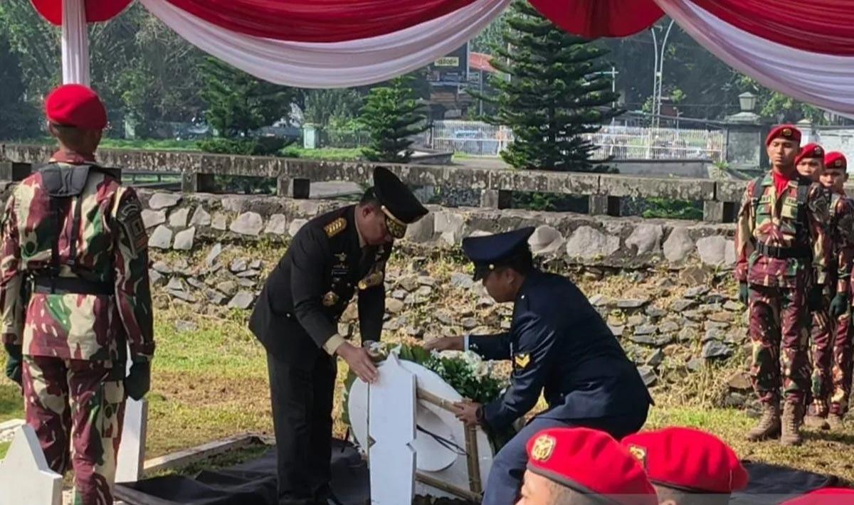  Panglima TNI Pimpin Pemakaman Mayor Zulmi Aditya Iskandar di TMP Cikutra Bandung