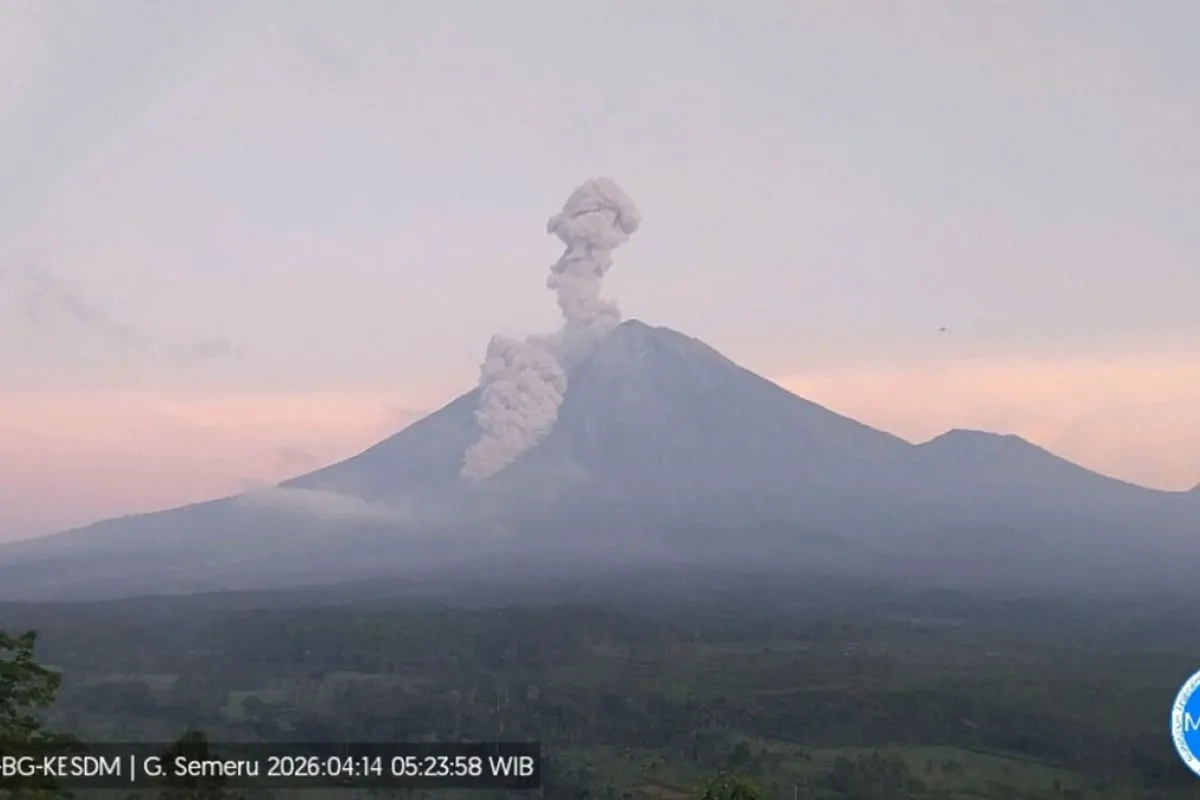 Gunung Semeru Kembali Erupsi, Awan Panas Meluncur hingga 3 Kilometer