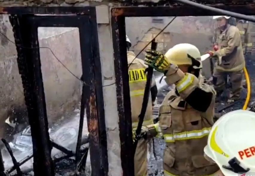  Lima Rumah Kontrakan di Ciracas Ludes Terbakar, Diduga Akibat Korsleting Listrik
