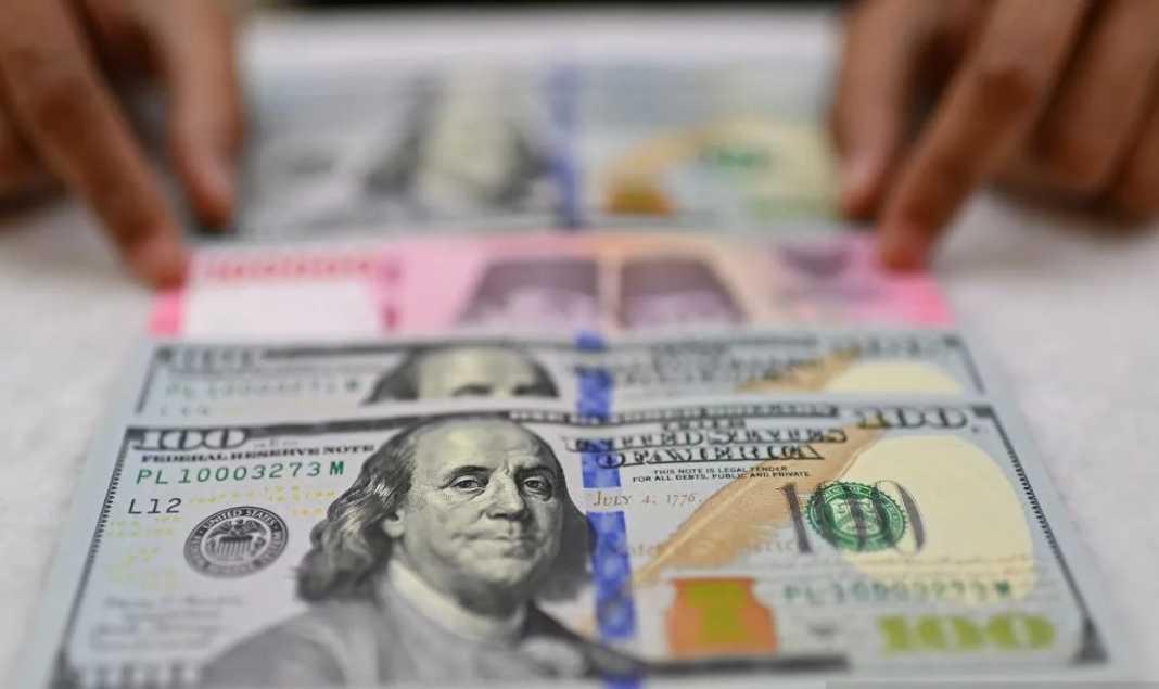  Rupiah Tembus Rp17.728 per Dolar AS, Harga Minyak dan Yield AS Jadi Tekanan
